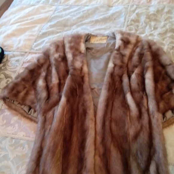 Fur cape - Picture 3 of 5